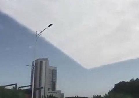 Nuvem quadrada gigante aparece no céu e assusta a todos