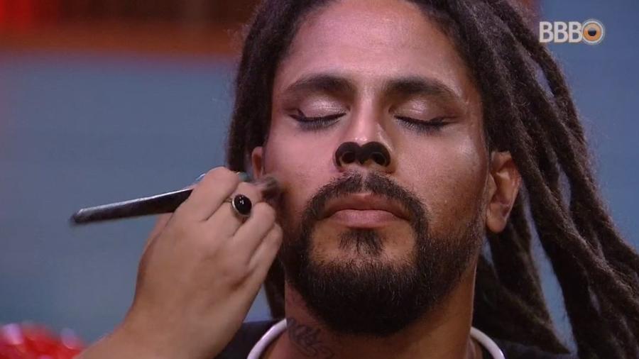 BBB18: Viegas se irrita com produção em festa e cria climão