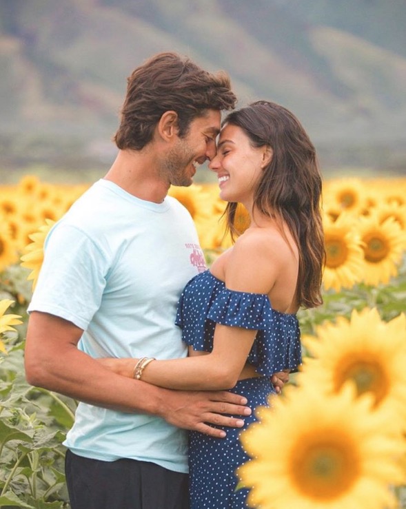 Com foto romântica e declaração, Ísis Valverde comemora dois anos de namoro