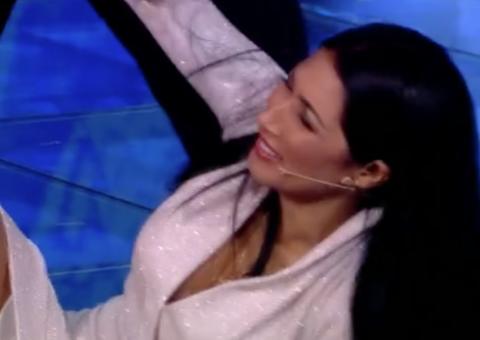 Simaria, da dupla com Simone, leva tombo ao vivo no The Voice Kids e bomba na internet