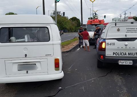 3 pessoas ficam feridas após colisão entre kombi e moto em Manaus