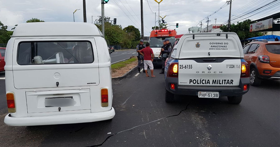 3 pessoas ficam feridas após colisão entre kombi e moto em Manaus