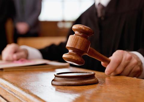 Juiz do Amazonas permite que defensor fique ao lado de promotor durante julgamento