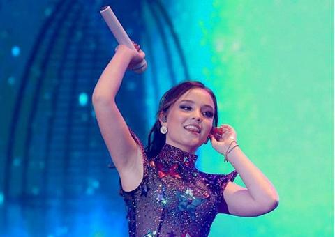 Com 3 meses de namoro, Larissa Manoela faz declaração de amor ao namorado durante show 