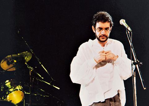 Filho de Renato Russo decide leiloar bens do cantor e gera polêmica na família