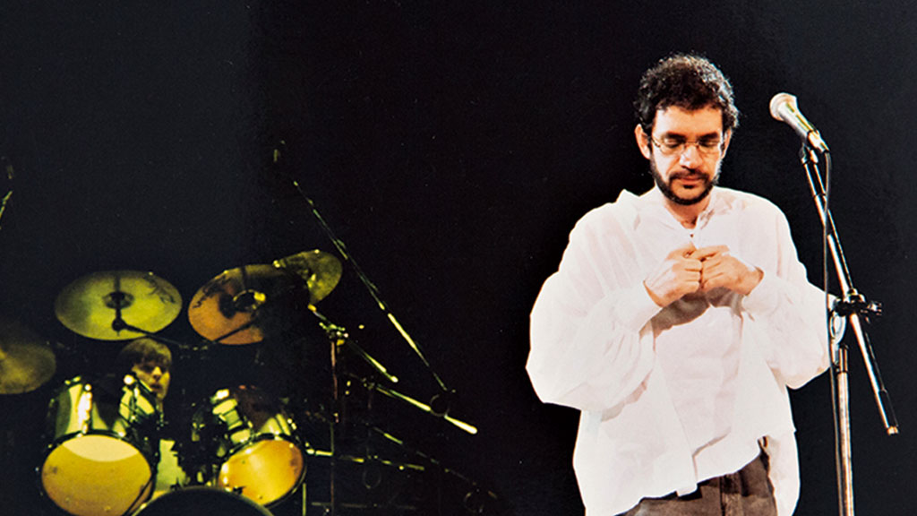 Filho de Renato Russo decide leiloar bens do cantor e gera polêmica na família