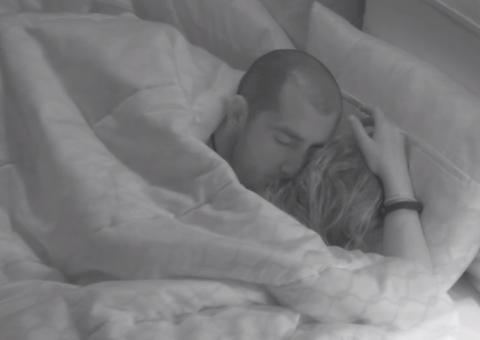 BBB18: Kaysar tenta beijar Jéssica e clima esquenta no quarto do líder