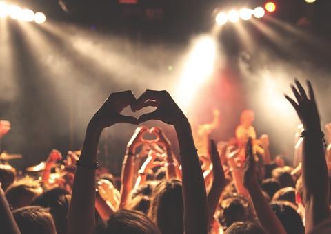 Ir a shows de música ao vivo aumenta em até 9 anos expectativa de vida, diz pesquisa