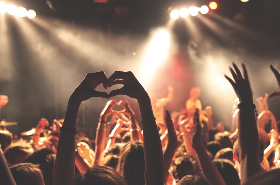 Ir a shows de música ao vivo aumenta em até 9 anos expectativa de vida, diz pesquisa