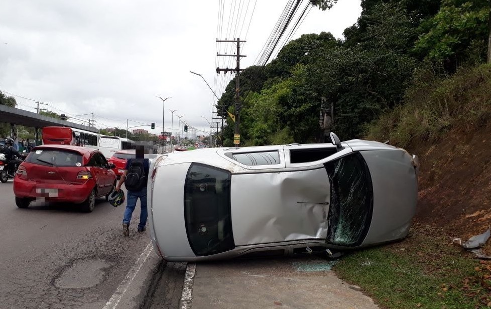 Carro e moto se chocam e uma pessoa fica ferida em avenida de Manaus