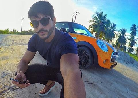 Ex-BBB Lucas posa com carrão e rebate crítica: “já passei fome”