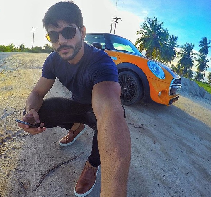 Ex-BBB Lucas posa com carrão e rebate crítica: “já passei fome”