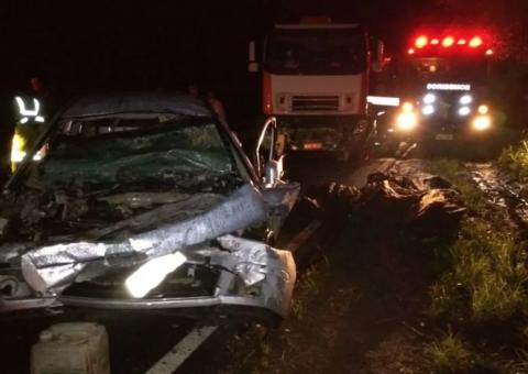 Carro bate de frente com caminhão e deixa seis mortos em rodovia