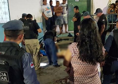 Homem morre após ser 'atravessado' por balas em Manaus