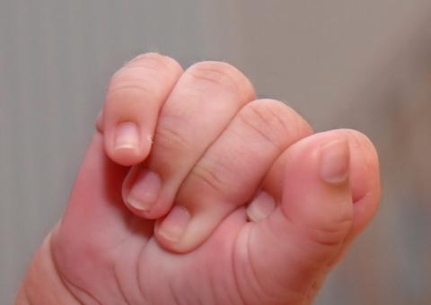 Criança de sete meses morre de traumatismo craniano ao cair da cama em Manaus