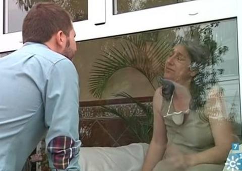 Doença misteriosa mantém mulher em casa de vidro por mais de uma década