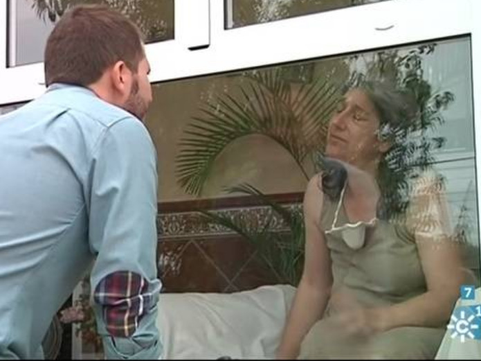 Doença misteriosa mantém mulher em casa de vidro por mais de uma década