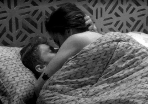 BBB18: Após vários beijos sob edredom, Paula sugere posição estratégica para fazer algo