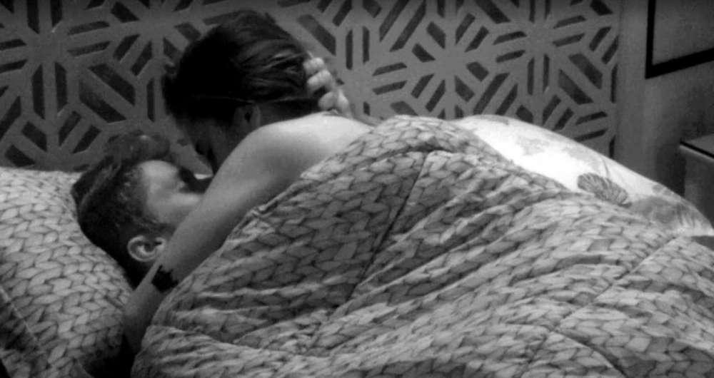 BBB18: Após vários beijos sob edredom, Paula sugere posição estratégica para fazer algo