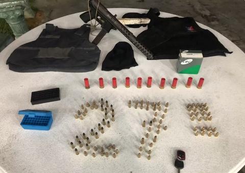 Polícia encontra metralhadora e munições com grupo suspeito de assassinato em Manaus