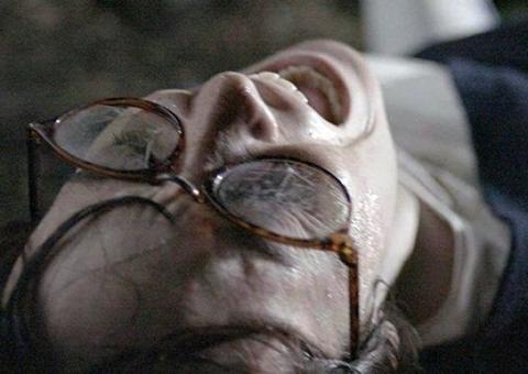 Monstro se alimenta de canibais no trailer nojento do terror ‘The Young Cannibals’