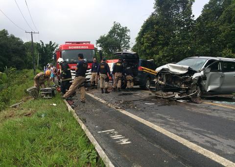 Acidente na BR-174 deixa homem preso às ferragens 
