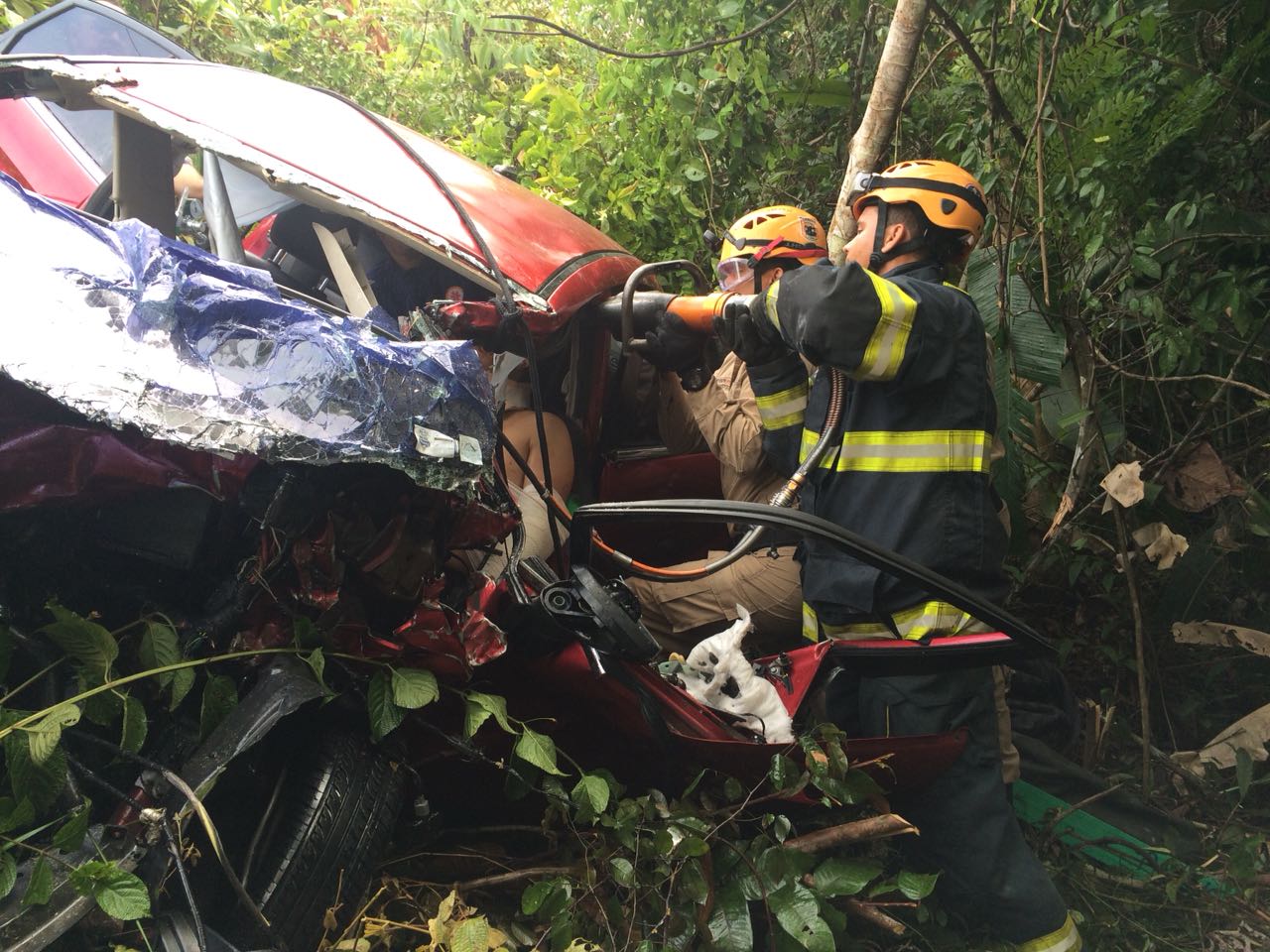 Acidente na BR-174 deixa homem preso às ferragens 