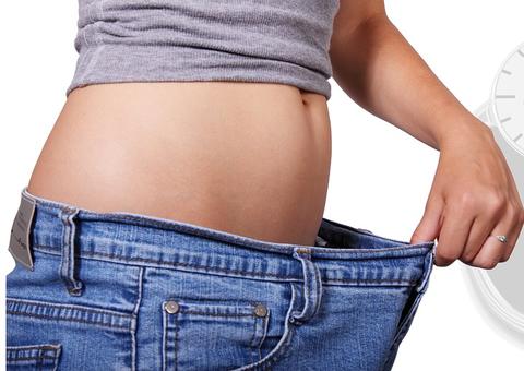 Especialista explica por que leite desnatado NÃO te fará emagrecer, mas o integral sim