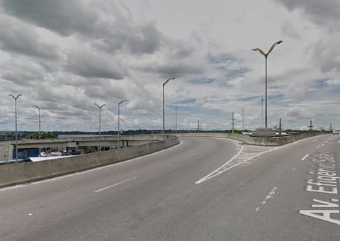 Em Manaus, parte de viaduto é interditado após derramamento de óleo na pista 