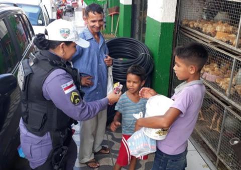 Durante patrulhamento, PMs distribuem ovos de páscoa para crianças carentes no Amazonas