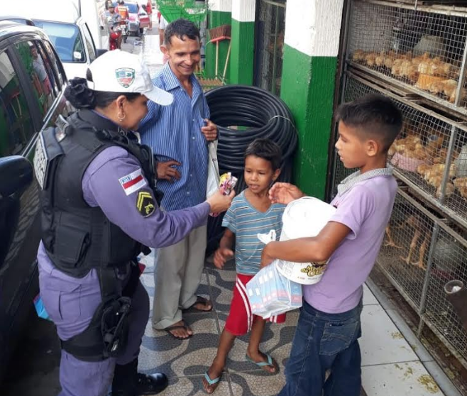 Durante patrulhamento, PMs distribuem ovos de páscoa para crianças carentes no Amazonas