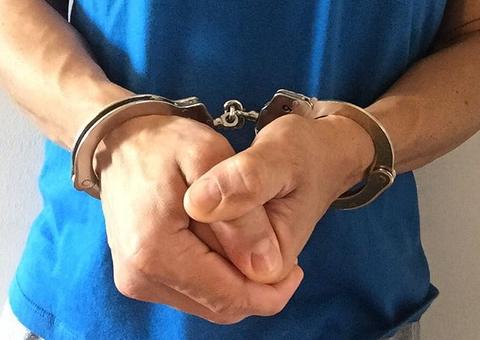 Homem é preso após tentar matar a própria mãe com vassouradas