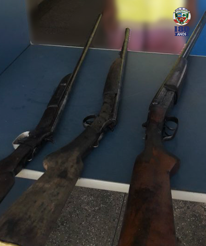 Suspeito de receptação esconde espingardas furtadas em árvore e polícia descobre