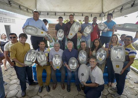 Municípios do interior recebem doações de seis mil lâmpadas da Prefeitura de Manaus 