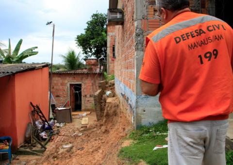 Muro desaba durante forte chuva e deixa pessoa ferida em Manaus