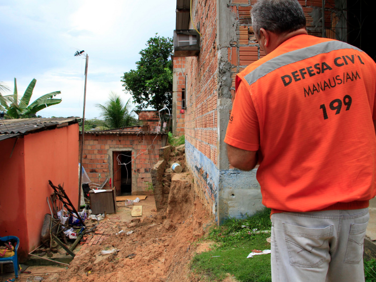 Muro desaba durante forte chuva e deixa pessoa ferida em Manaus