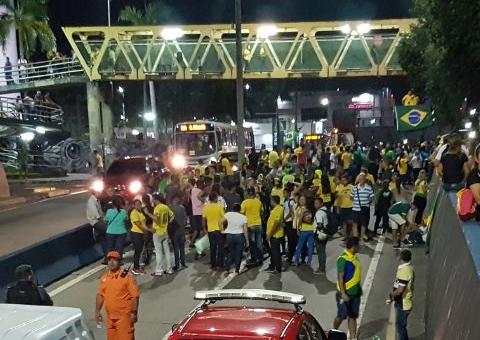 Manifestação a favor da prisão de Lula fecha Avenida Djalma Batista
