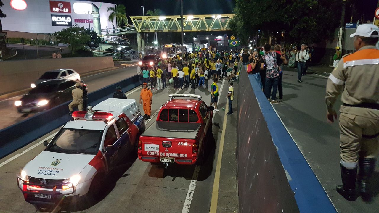 Manifestação a favor da prisão de Lula fecha Avenida Djalma Batista