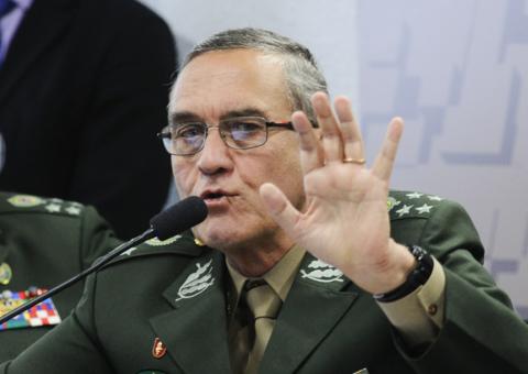 Após general ameaçar intervenção militar, comandante do exército faz declaração em rede social