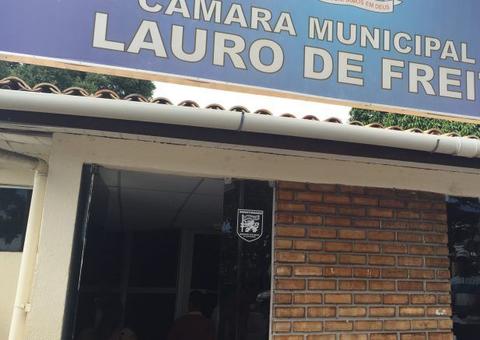 Vídeo mostra casal fazendo sexo como ato de 'protesto' em frente à Câmara Municipal 