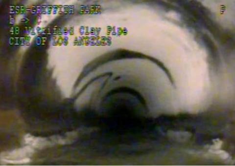 Jovem cai em canos de esgoto e fica preso por 12 horas