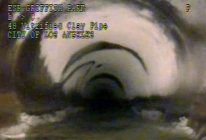 Jovem cai em canos de esgoto e fica preso por 12 horas