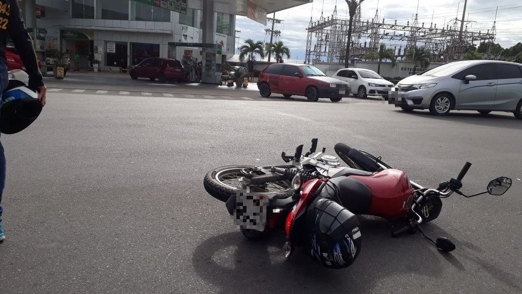 Homem fica ferido após acidente na bola do Coroado