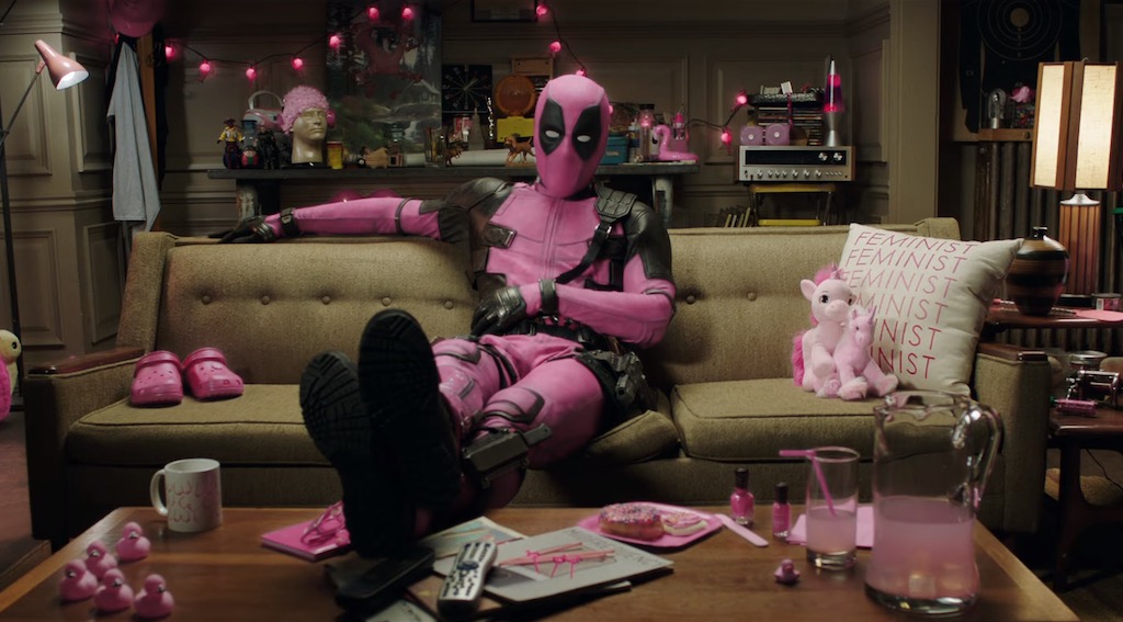 Deadpool veste rosa e abraça campanha contra o câncer
