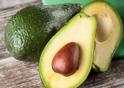 Veja os motivos para não jogar o caroço do abacate fora