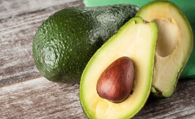 Veja os motivos para não jogar o caroço do abacate fora