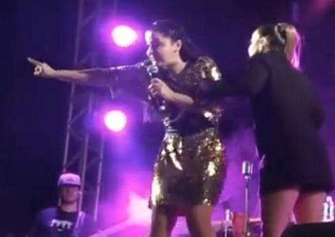 Maiara e Maraisa se revoltam e expulsam mulher de show após ataques
