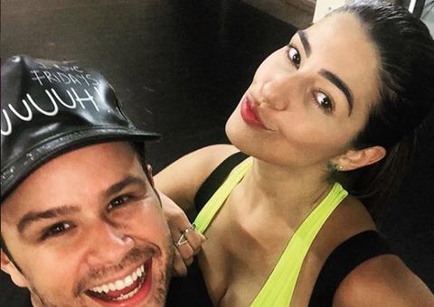 Ex-bbb Vivian Amorim coloca bumbum para jogo em aula de dança