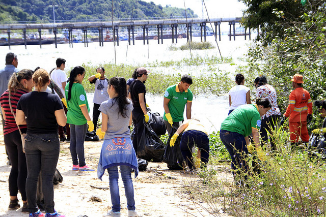 Mais de 300 quilos de lixo são retirados da praia do Mauazinho nesta quarta