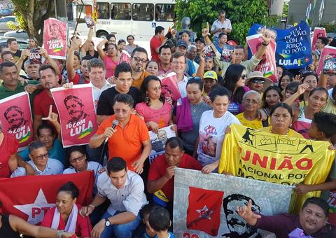 Com faixas e cartazes, manifestantes ocupam estacionamento de Fórum para apoiar Lula em Manaus